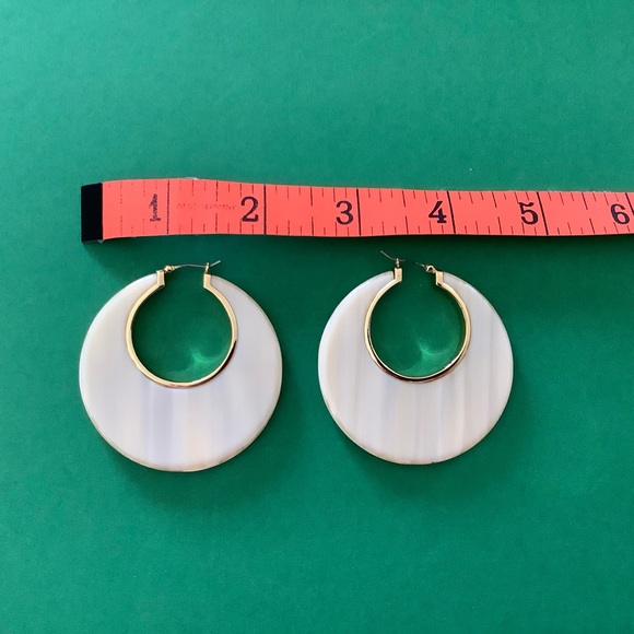 NWOT Kate Spade acrylic ivory hoops - Picture 4 of 4